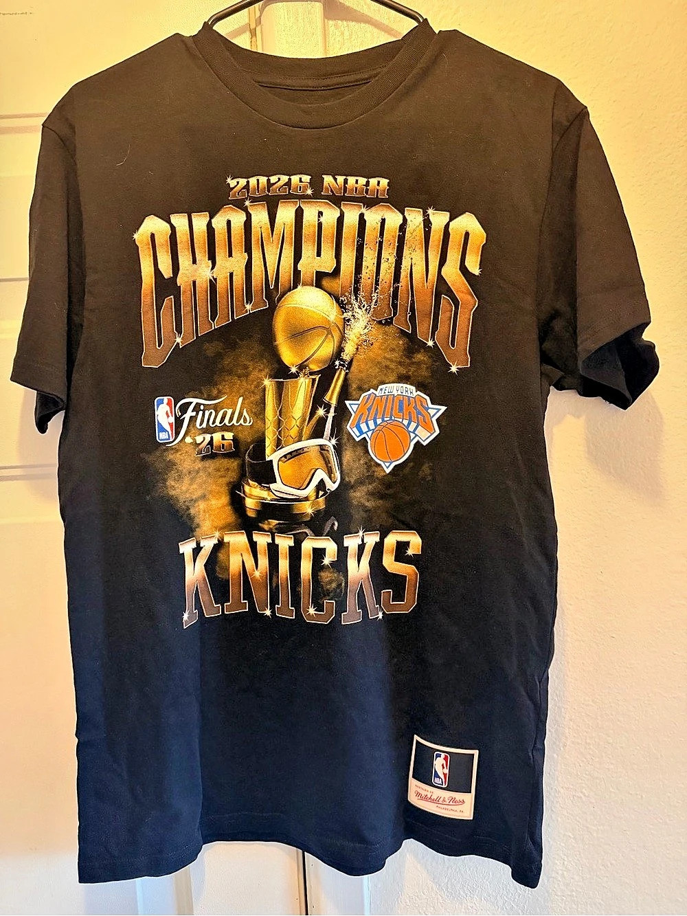 NBA New York Knicks Basketball Graphic Tee in Black